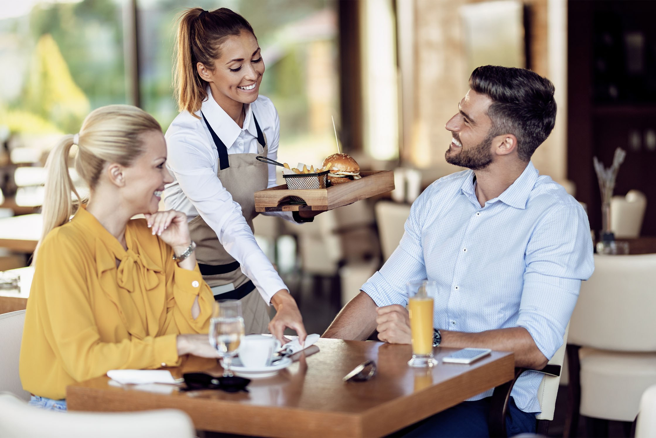 Zeit sparen im Service: 7 Prozesse, die eine digitale Weinkarte vereinfacht